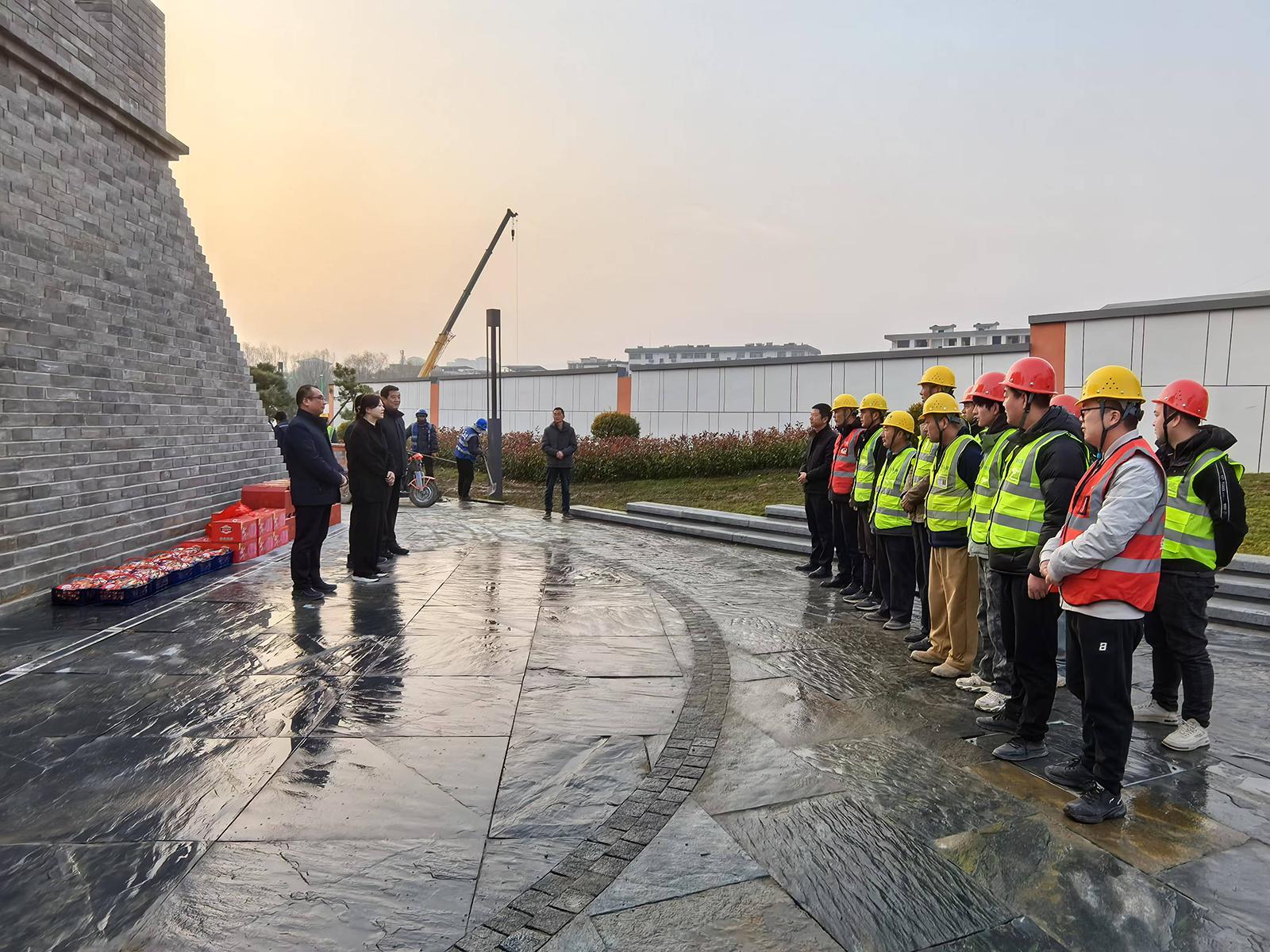 市政府領(lǐng)導(dǎo)看望慰問商州故城墻保護(hù)項(xiàng)目及商洛國蜂蜜水產(chǎn)業(yè)園一線工作人員